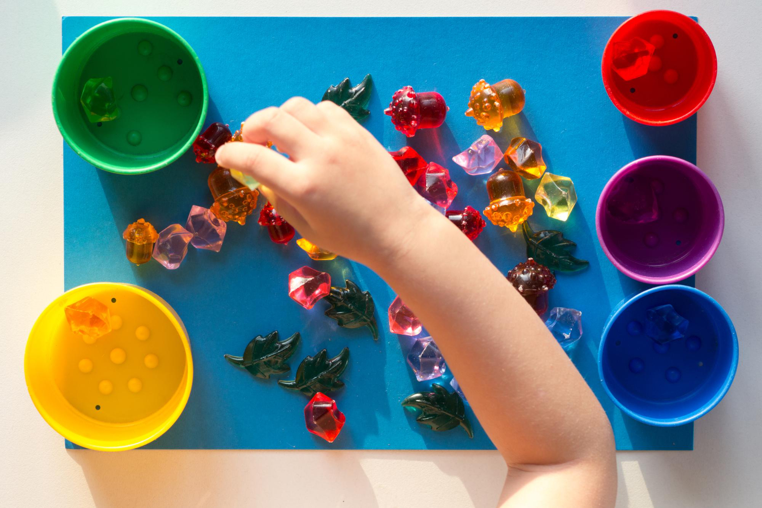 25 Toddler Activities for 2 Year Olds: Movement, Language, Pretend Play, and Mess Light Fun 5 Mess-Light Sensory & Art Activities